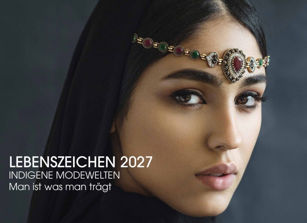 Titelbild des Wandkalenders LEBENSZEICHEN 2027 „Indigene Modewelten – Man ist, was man trägt“